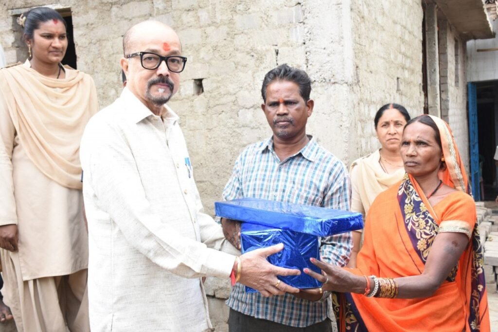He is the first Governor to meet the beneficiaries directly and check their actual condition