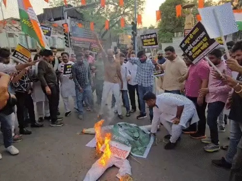 After the Pahalgam terrorist attack, anger erupted in Raipur, people took to the streets against Pakistan